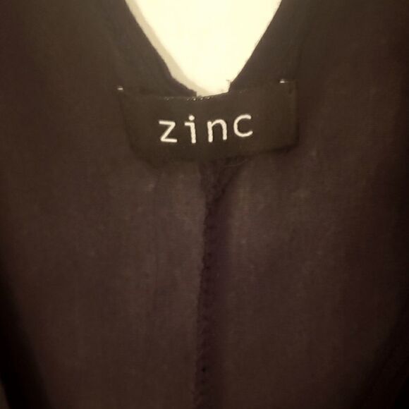 Rayon sleeveless V neck fitted blouse - Picture 2 of 4